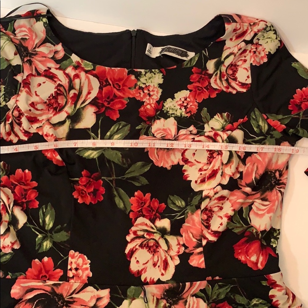 ♦️SOLD♦️ Beautiful black/floral bodysuit 💐 (NWOT) - Picture 9 of 9